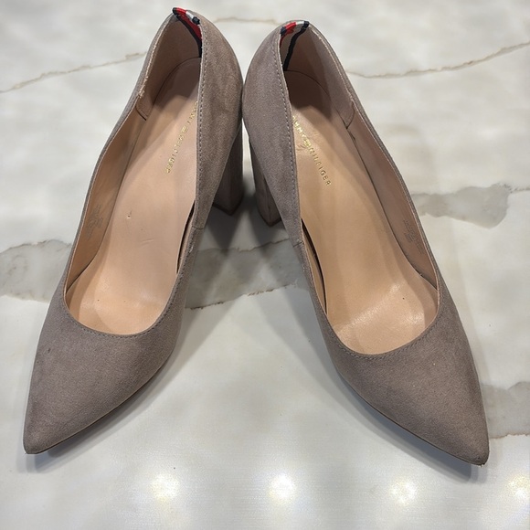 Tommy HilfigerTan Heels with Pointed Toe Design - Picture 6 of 12